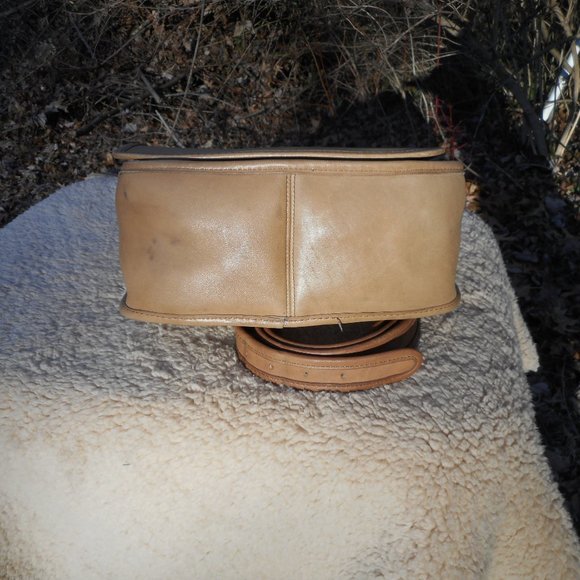 SOLD**Vintage Coach Classic shoulder Bag in Putty, NYC  pre-1994 - Picture 4 of 14